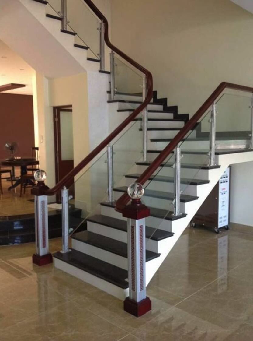 Escalera con cristal e inoxidable en vivienda
